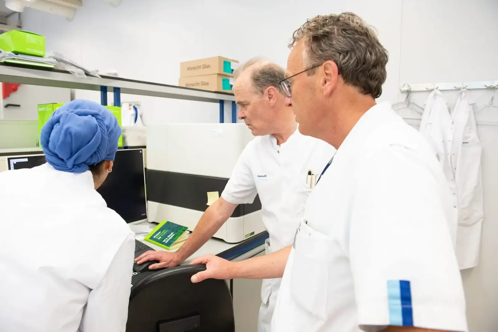 Onderzoekers werken in een laboratorium aan nieuwe behandelmethoden.