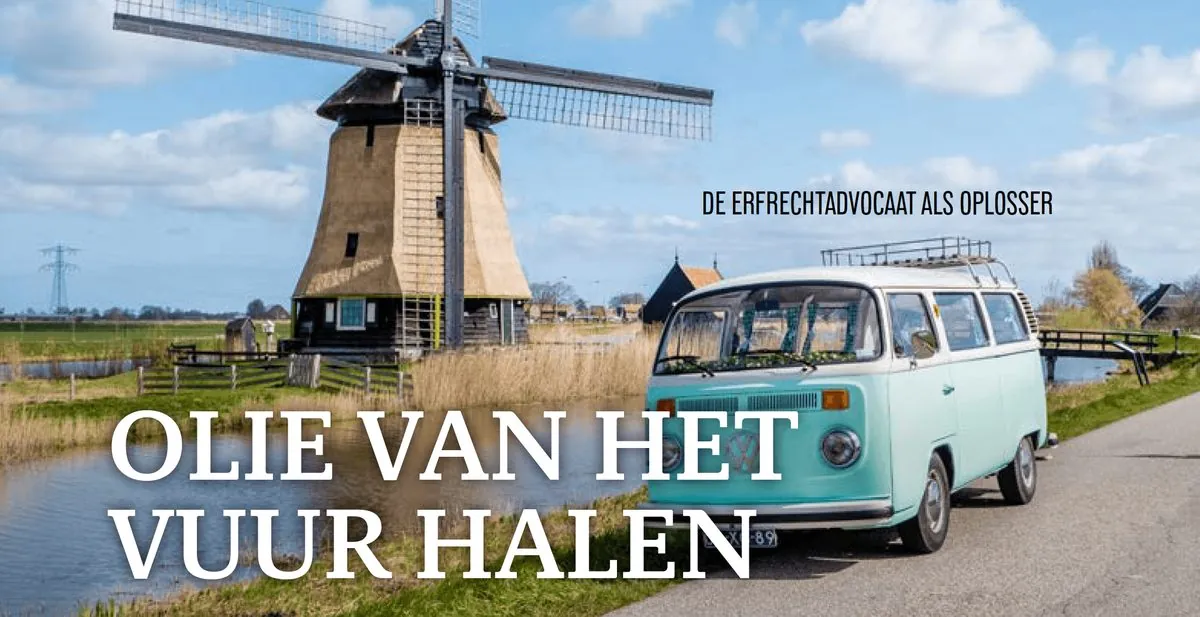 Een lichtblauwe Volkswagenbus staat voor een Hollandse molen.